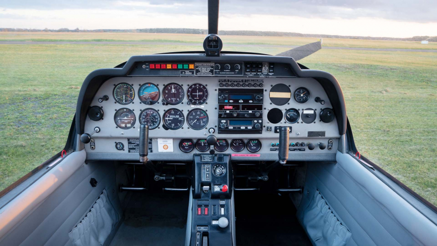 D-EPPT_Cockpit.jpg